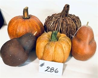 5 pumpkins / gourds 5-10”t 
Set 20