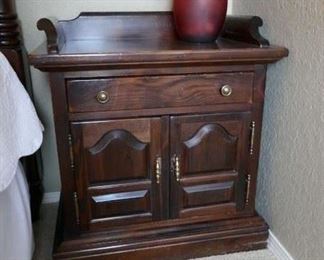 $20 - Ethan Allen Americana pine side / accent / end table nightstand (two available). 26" w x 16" d x 25" t plus trim. (later) 