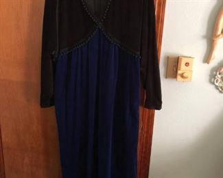 P-B3-61  $28  Oscar de la Renta  Velvet Dress  Size 12