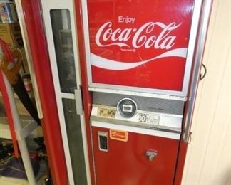 VIEW 2 WORKING 10 CENT COKE BOX  