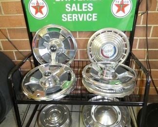 TEXACO BATTERIES DISPLAY W/HUBCAPS 