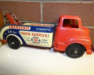 WYANDOTTE TOY WRECKER 