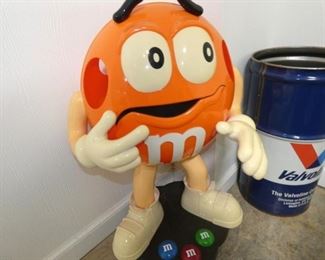 VIEW 2 CLOSE UP UNUSUAL M&M DISPLAY 