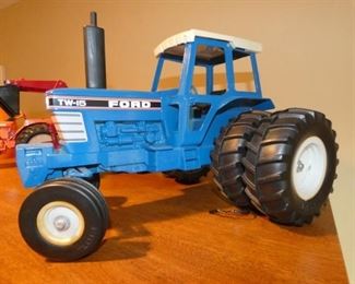 1:18 SCALE TW-15 FORD TOY TRACTOR 