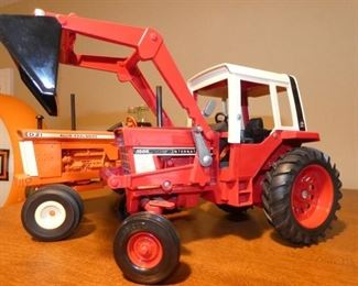 1:18 SCALE 1586 INTERCATIONAL TRACTOR 