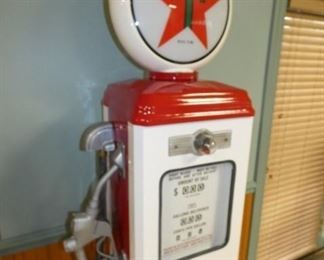 VIEW 2 TEXACO GAS PUMP 