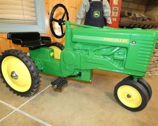 VIEW 2 CLOSE UP John Deere MODEL A 