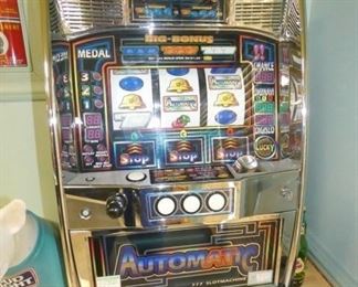 AUTOMATIC TOKEN SLOT MACHINE 