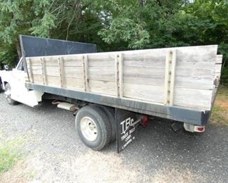 VIEW 10 DRIVERS SIDE BED W/STANDARDS 