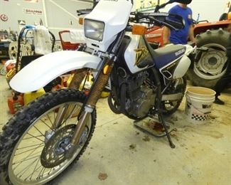 VIEW 3 FRONT SIDE SUZUKI 650 TRAIL BIKE 