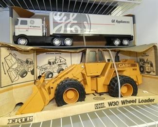 ERTL CASE W30 LOADER IN BOX 