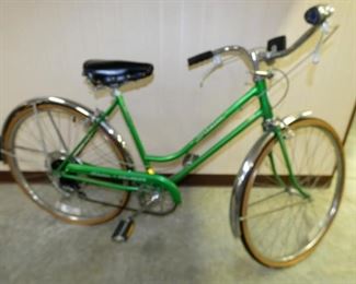 SCHWINN COLLEGIATE GIRLS BIKE 