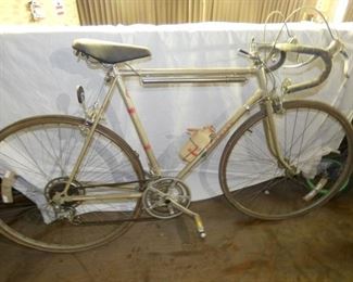 SCHWINN MENS BICYCLE W/WATER BOTTLE 