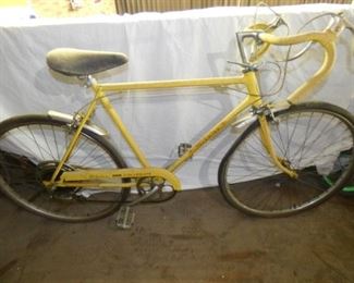 SCHWINN YELLOW COLLEGIATE MENS BICYCLE 