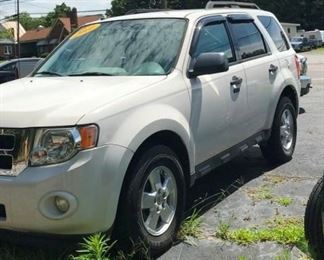 VIEW 2 DRIVERS SIDE FORD ESCAPE CLEAN 