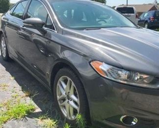 VIEW 3 FRONT SIDE Ford Fusion 