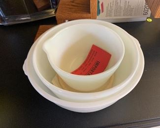 Vintage mixing bowls set of three.
                                                                     $34