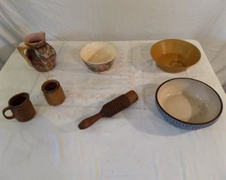 Assorted kitchen items 