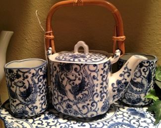 Small teapot and 2 cups