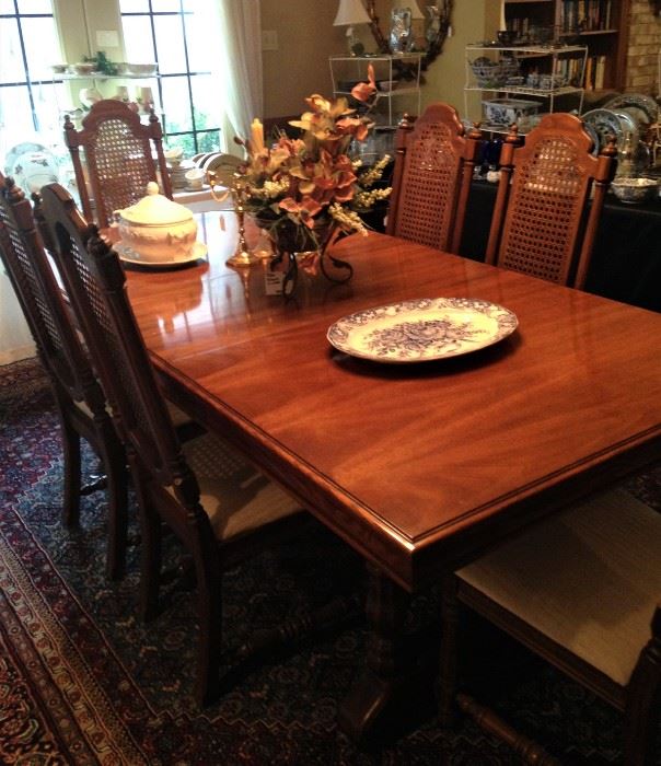 This 2036 sq. ft. garden home has 4000 sq feet of merchandise. Lovely dining table - total of 8 chairs