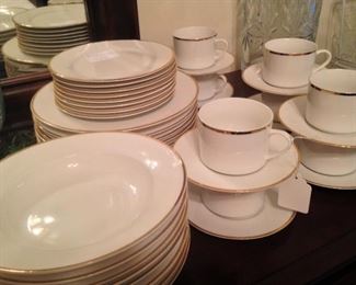 Wallace china - 40 pieces (8 five-piece sets)