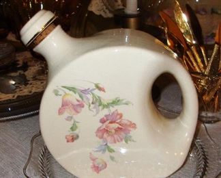 VINTAGE UNIVERSAL CAMBRIDGE POTTERY TRIMMED WITH 22K GOLD