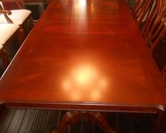 Beautiful pedestal dining room table with (2) leaves as shown