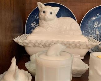 Pig on Drum, Cat covered dish