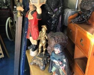 STATUES & COLLECTIBLES