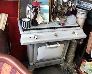 ANTIQUE OVEN IN GREAT CONDITION