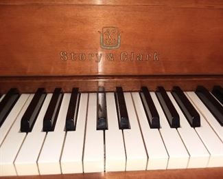 Story & Clark Spinet Piano - Great Tone!!! 