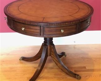 Lot 003
Ethan Allen Center Hall Foyer Table