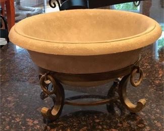 Lot 028
Large Tabletop Serving Vessel