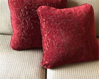 Lot 044
Decorative Accent Pillow Grouping