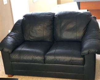 Lot 063
Contemporary Leather Loveseat