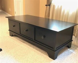 Lot 067
Occasional Storage Cocktail Table