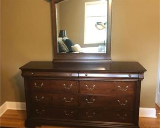 Lot 106
Traditional Dresser with Mirror