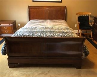 Lot 108
Traditional Sleigh Bed