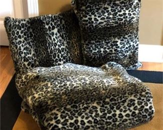 Lot 112
Contemporary Plush Bedding Ensemble