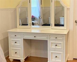 Lot 131
Pottery Barn Chelsea Vanity Smart Set