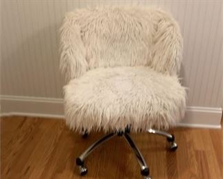 Lot 159
Pottery Barn Teen Wing Back Swivel Desk Chair