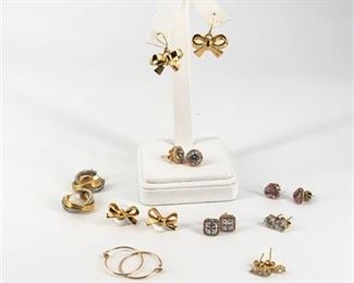 Lot 230
Fashion Jewelry Earring Lot