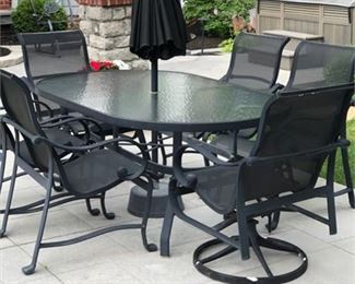 Lot 325
Outdoor Dining Group & Umbrella