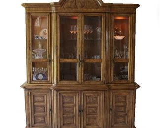 Lot 002
American of Martinsville China Cabinet