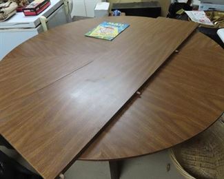 Round Kitchen Table with 1 Leaf