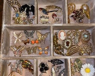 BROOCHES & PINS