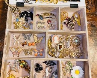 LARGE COLLECTION OF BROOCHES 