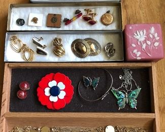 Lots of fine and fun jewelry at this sale.