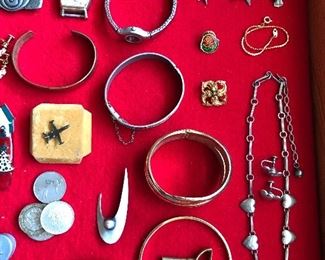 Nice selection of jewelry and smalls, including some sterling.