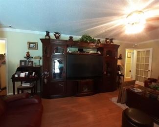 TV, Secretary, lamps, plus lots more